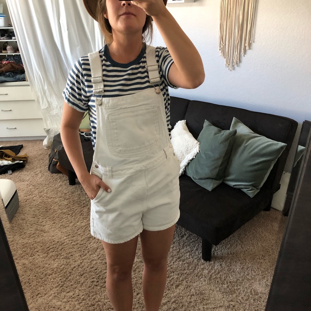 Cutest ever white overalls 🙌🏼